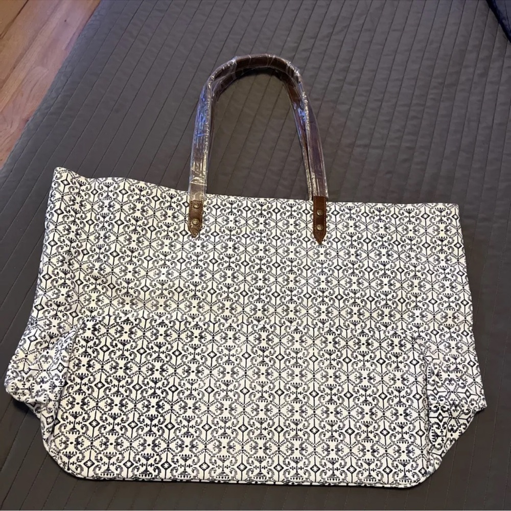 New. JOHN ROBSHAW TEXTILES DUFFEL TOTE BAG LUGGAGE MODERN. 24x16 navy and cream.